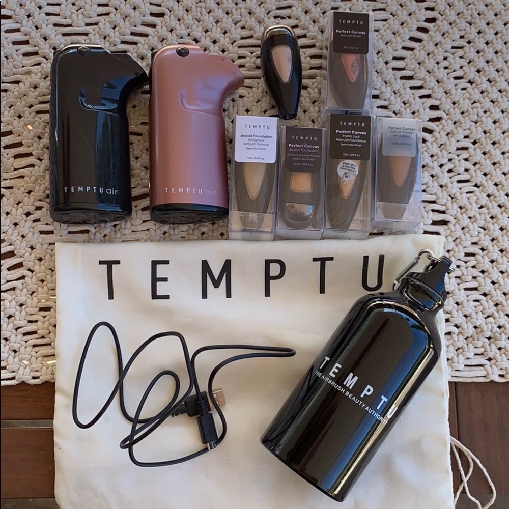 Temptu Air (2) with Pods and Bag